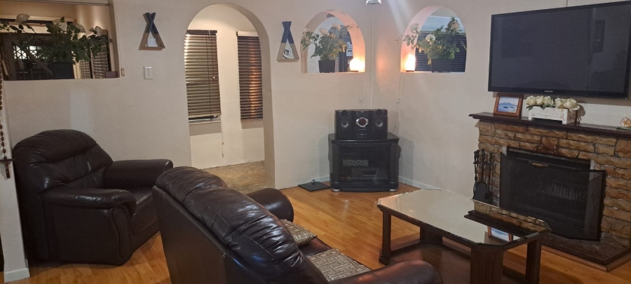 5 Bedroom Property for Sale in Lansdowne Western Cape